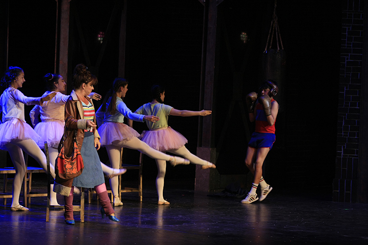 Montaje. Billy Elliot es una digna adaptación gracias a una destacada escenografía, elaboradas coreografías, y más que nada, al gran talento infantil mexicano. (Fotos: Jorge Alberto Mendoza) 